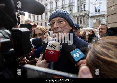 Milano, Italia. 23 novembre 2025. Nella foto Gabriele Salvatores Milano - Italia - Cronaca domenica, 23 novembre, 2025 (foto di Marco Ottico/Lapresse) Cappella del riposo Ornella Vanoni Milano - Italia - News domenica, 23 novembre, 2025 (foto di Marco Ottico/Lapresse) crediti: LaPresse/Alamy Live News Foto Stock