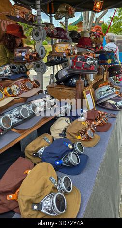 Soulac-sur-Mer, Medoc, nuova Aquitania, Francia - 8 giugno 2025. Berretti con occhiali di protezione in stile steampunk. Foto Stock