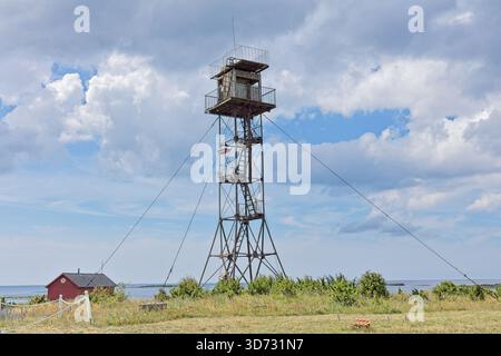 Ex posto di guardia di frontiera sovietica o torre di guardia situato vicino al faro di Vilsandi, con il clima estivo nuvoloso, Vilsandi, Saaremaa, Estonia. Foto Stock