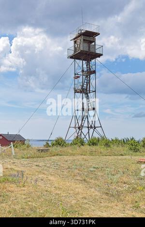 Ex posto di guardia di frontiera sovietica o torre di guardia situato vicino al faro di Vilsandi, con il clima estivo nuvoloso, Vilsandi, Saaremaa, Estonia. Foto Stock