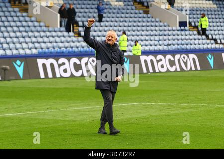 Hillsborough Stadium, Sheffield, Inghilterra - 23 novembre 2025 Chris Wilder Manager dello Sheffield United celebra la vittoria davanti ai seguenti tifosi - dopo la partita Sheffield Wednesday contro Sheffield United, EFL Championship, 2025/26, Hillsborough Stadium, Sheffield, Inghilterra - 23 novembre 2025 crediti: Arthur Haigh/WhiteRosePhotos/Alamy Live News Foto Stock
