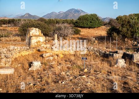 Panormos, Grecia - 7 settembre 2025: Resti di pietra della basilica paleocristiana di Panormos a Creta, che mostrano antiche mura, frammenti di colonne e. Foto Stock