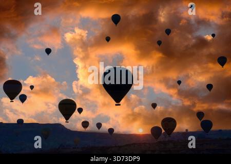 Volo in mongolfiera all'alba sulla Love Valley, Cappadocia, Turkiye Foto Stock