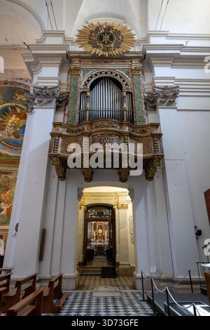 Spoleto, Italia - 15 luglio 2025: Dettaglio dell'ornato organo barocco nella Cattedrale di Santa Maria Assunta di Spoleto. Decorazioni ricche di oro e verde con dettagli complessi Foto Stock