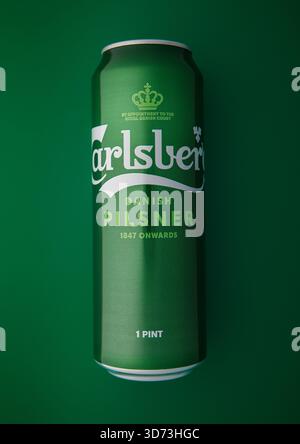 LONDRA, Regno Unito - 01 DICEMBRE 2025: Birra lager originale Carlsberg dalla Danimarca sul verde. Foto Stock