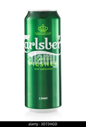 LONDRA,UK - FEBBRAIO 01,2022: Carlsberg birra lager originale dalla Danimarca su sfondo bianco.una pinta. Foto Stock