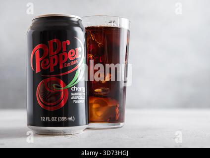 LONDRA, Regno Unito - 30 SETTEMBRE 2025: Bibita analcolica al gusto Dr.Pepper Cherry e bicchiere con ghiaccio sul tavolo leggero. Foto Stock