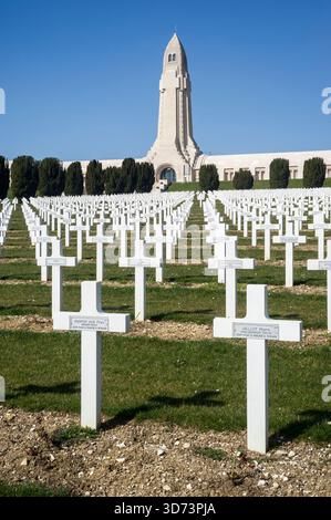 Pres de Verdun l'ossuarie de Douaumont abrite les restes des soldats morts sans Identification entre février et decembre 1916. Le cimitiere compte 150 Foto Stock