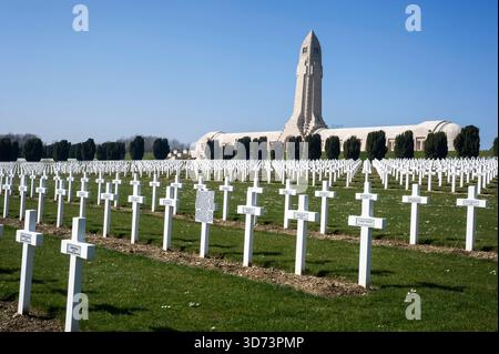 Pres de Verdun l'ossuarie de Douaumont abrite les restes des soldats morts sans Identification entre février et decembre 1916. Le cimitiere compte 150 Foto Stock