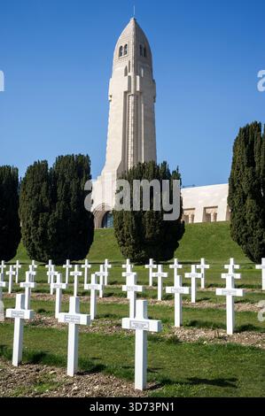 Pres de Verdun l'ossuarie de Douaumont abrite les restes des soldats morts sans Identification entre février et decembre 1916. Le cimitiere compte 150 Foto Stock