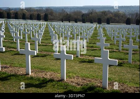 Pres de Verdun l'ossuarie de Douaumont abrite les restes des soldats morts sans Identification entre février et decembre 1916. Le cimitiere compte 150 Foto Stock