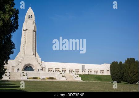 Pres de Verdun l'ossuarie de Douaumont abrite les restes des soldats morts sans Identification entre février et decembre 1916. Le cimitiere compte 150 Foto Stock