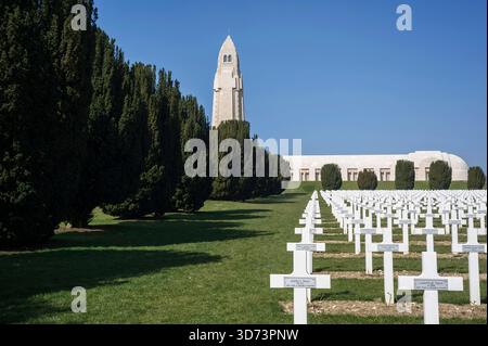 Pres de Verdun l'ossuarie de Douaumont abrite les restes des soldats morts sans Identification entre février et decembre 1916. Le cimitiere compte 150 Foto Stock