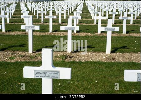 Pres de Verdun l'ossuarie de Douaumont abrite les restes des soldats morts sans Identification entre février et decembre 1916. Le cimitiere compte 150 Foto Stock