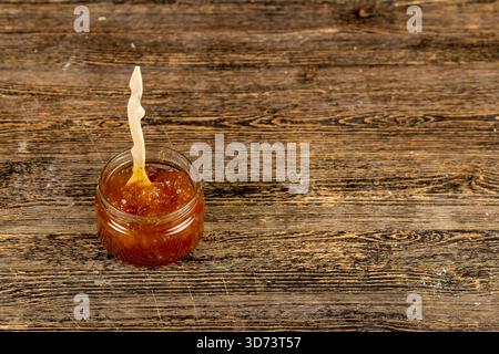 marmellata d'arancia a base di arance e agrumi, marmellata d'arancia con frutta secca kumquat in sciroppo di zucchero dolce, marmellata per preparare dessert in un bicchiere rotondo ja Foto Stock