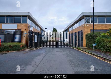 Trafford Park, Manchester, Regno Unito, 15 novembre 2025: Ingresso recintato a un complesso industriale con cieli ricoperti. Foto Stock
