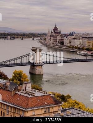 Una parte del castello reale di Buda in Autunm. Splendidi alberi colorati che circondano gli edifici storici. Foto Stock