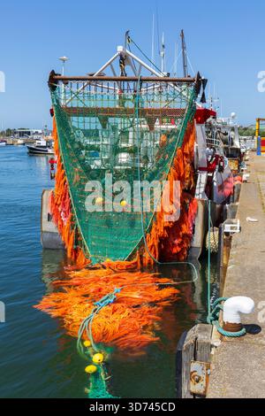 Pescherecci nel porto di Cherbourg-en-Cotentin (Manche) in Normandia, Francia, in un bellissimo pomeriggio primaverile Foto Stock