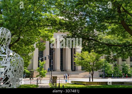 Cambridge, ma, USA - 15 settembre 2025: Ingresso al Massachusetts Institute of Technology noto come MIT. Foto Stock