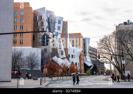 Cambridge, ma, USA - 15 settembre 2025: Lo Stata Center, edificio moderno progettato da Frank Gehry per l'informatica e l'intelligenza artificiale a. Foto Stock