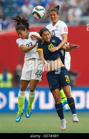Le giocatrici statunitensi Christen Press (23) e Carli Lloyd (10) contestano un pallone contro l'Australia Sam Kerr (20) durante una partita del gruppo D della Coppa del mondo femminile FIFA l'8 giugno 2015 al Winnipeg Stadium di Winnipeg, in Canada. Solo per uso editoriale. Uso commerciale vietato. (Fotografia di Jonathan Paul Larsen / Diadem Images) Foto Stock