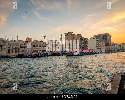 11 23 2025 - Dubai, Emirati Arabi Uniti. Traghetto per Dubai creek e Deira Old Souk. Navigazione e navigazione delle navi che attraversano il Dubai Creek Foto Stock