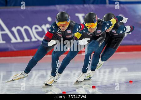 Calgary, Canada. 23 novembre 2025. CALGARY, CANADA - 23 NOVEMBRE: Giorgia Birkeland degli Stati Uniti d'America, Brittany Bowe degli Stati Uniti d'America, mia Manganello degli Stati Uniti d'America durante la Coppa del mondo ISU Speed Skating 2 all'Olympic Oval il 23 novembre 2025 a Calgary, Canada (foto di Andre Weening/Orange Pictures) crediti: Orange Pics BV/Alamy Live News Foto Stock