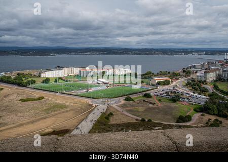 Complesso sportivo chiamato la Torre a la Coruña, Galizia, Spagna, con campi da calcio, sentieri e un vivace paesaggio urbano costiero. Foto Stock
