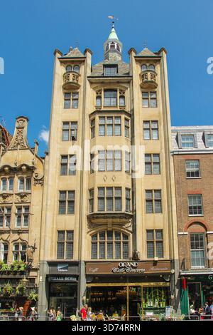 L'edificio storico di Londra mostra un'architettura unica e una vivace vita di strada in una giornata di sole Foto Stock