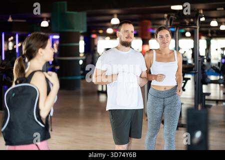 Giovane donna e uomo che vanno ad allenarsi in palestra Foto Stock