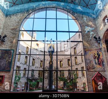 La Cupola e il cortile, all'interno del Museo del Teatro Salvador Dalì, dipinti d'arte surrealista, Figueres, Catalogna, Spagna Foto Stock