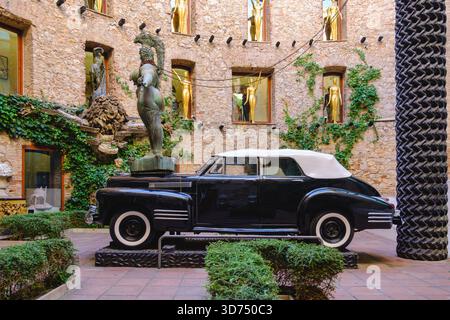 All'interno del cortile del Museo del Teatro Salvador Dalì, Rainy taxi Cadillac, installazione artistica surrealista, Figueres, Catalogna, Spagna Foto Stock