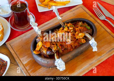 Casseruola di agnello turco servita sul tavolo Foto Stock