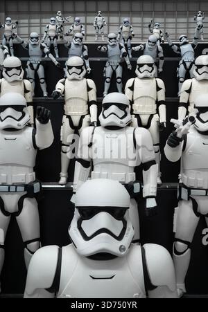 tokyo, akihabara - 22 settembre 2025: Mostra a più livelli delle figure di stormtrooper di George Lucas nel piano della cultura pop della Yodobashi camera, con un'esposizione a più livelli Foto Stock