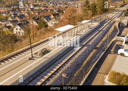 Vista aerea di una stazione ferroviaria rurale con tetto in piattaforma e binari nel villaggio, nuova stazione Hermann Hessebahn, Ostelsheim, quartiere Calw, Germania Foto Stock