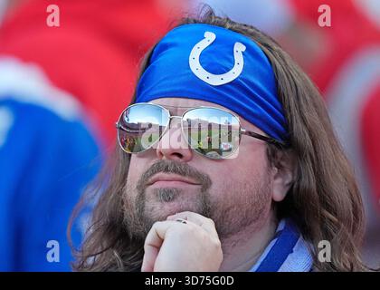 Kansas City, Stati Uniti. 23 novembre 2025. Un tifoso in conflitto per entrambe le squadre all'Arrowhead Stadium di Kansas City, Missouri, domenica 23 novembre 2025. Foto di Jon Robichaud/UPI credito: UPI/Alamy Live News Foto Stock