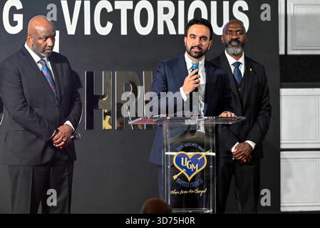 New York, Stati Uniti. 23 novembre 2025. Il sindaco eletto Zohran Mamdani (Democratico di New York City) fa osservazioni alla congregazione mentre partecipa alle funzioni domenicali mattutine presso la Chiesa battista Missionaria di Union Grove nel Bronx, New York, USA domenica 23 novembre 2025.credito: Kyle Mazza/CNP/MediaPunch credito: MediaPunch Inc/Alamy Live News Foto Stock