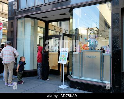 Negozio cinese di giocattoli Pop Mart all'angolo tra Powell Street e o'Farrell Street; Union Square, San Francisco, California; Mega Store. Foto Stock
