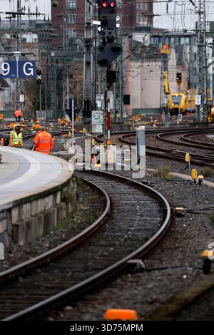 Impressione della stazione centrale di Colonia: Lavori sui binari della stazione HBF di Colonia. Dal 14 al 24 novembre 2025 la stazione centrale di Colonia sarà chiusa a causa di lavori di costruzione. I treni regionali e a lunga percorrenza saranno deviati via Cologn Foto Stock