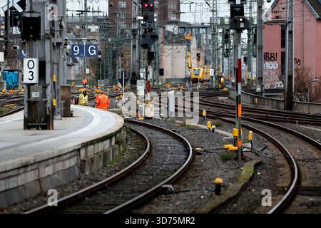 Impressione della stazione centrale di Colonia: Lavori sui binari della stazione HBF di Colonia. Dal 14 al 24 novembre 2025 la stazione centrale di Colonia sarà chiusa a causa di lavori di costruzione. I treni regionali e a lunga percorrenza saranno deviati via Cologn Foto Stock