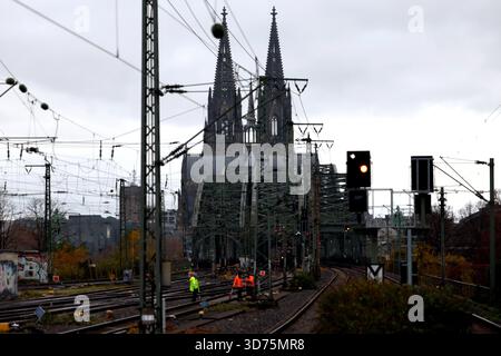 Impressione dalla stazione centrale di Colonia vista da Colonia Deutz: Lavori sui binari a Colonia HBF. Dal 14 al 24 novembre 2025 la stazione centrale di Colonia sarà chiusa a causa di lavori di costruzione. Treni regionali e a lunga percorrenza Foto Stock
