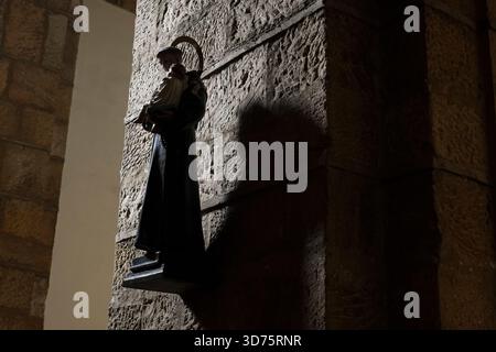 Statua di Sant'Antonio da Padova con Gesù bambino al Sacro cuore di Castro Urdiales, Cantabria, Spagna. Il pittoresco villaggio si trova lungo la Foto Stock