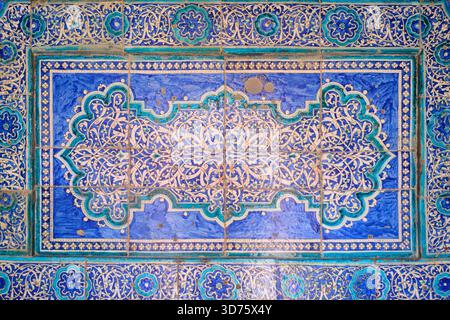 Primo piano, dettaglio di una serie di piastrelle blu e bianche, che formano un motivo generale, design. Al mausoleo di Pahlavan Mahmoud, Itchan Kala, Khiva, Uzbekistan. Foto Stock