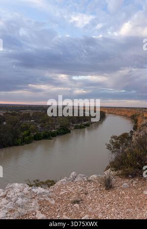 Luce dell'ora d'oro che illumina le scogliere di Big Bend lungo il fiume Murray vicino a Swan Reach, Australia meridionale. Foto Stock