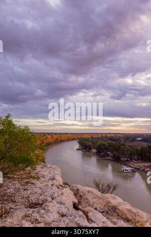Luce dell'ora d'oro che illumina le scogliere di Big Bend lungo il fiume Murray vicino a Swan Reach, Australia meridionale. Foto Stock