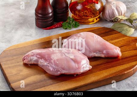 Cosce di coniglio fresche e crude per cucinare Foto Stock