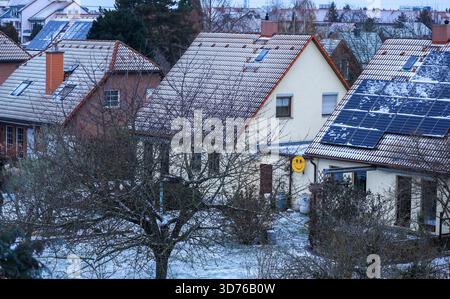 Lipsia, Germania. 24 novembre 2025. Una sottile coperta di neve giace sulle case unifamiliari e sui giardini a ovest di Lipsia. Secondo il servizio meteorologico tedesco, un sistema a bassa pressione sta portando in Germania un'ondata di aria leggera dell'Atlantico. La neve non rimarrà, invece il tempo sarà instabile, freddo e umido. Crediti: Jan Woitas/dpa/Alamy Live News Foto Stock