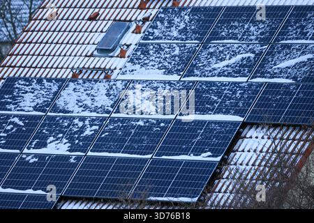 Lipsia, Germania. 24 novembre 2025. Un sottile strato di neve giace sul sistema solare di una casa indipendente. Secondo il servizio meteorologico tedesco, un sistema a bassa pressione sta portando in Germania un'ondata di aria leggera dell'Atlantico. La neve non rimarrà, invece il tempo sarà instabile, freddo e umido. Crediti: Jan Woitas/dpa/Alamy Live News Foto Stock