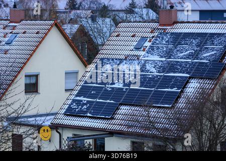 Lipsia, Germania. 24 novembre 2025. Un sottile strato di neve giace sul sistema solare di una casa indipendente. Secondo il servizio meteorologico tedesco, un sistema a bassa pressione sta portando in Germania un'ondata di aria leggera dell'Atlantico. La neve non rimarrà, invece il tempo sarà instabile, freddo e umido. Crediti: Jan Woitas/dpa/Alamy Live News Foto Stock