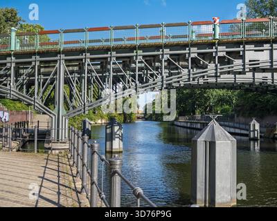 Passerella pedonale sotto lo storico ponte Tiergarten Water Metal Truss a Berlino, Germania. Foto Stock